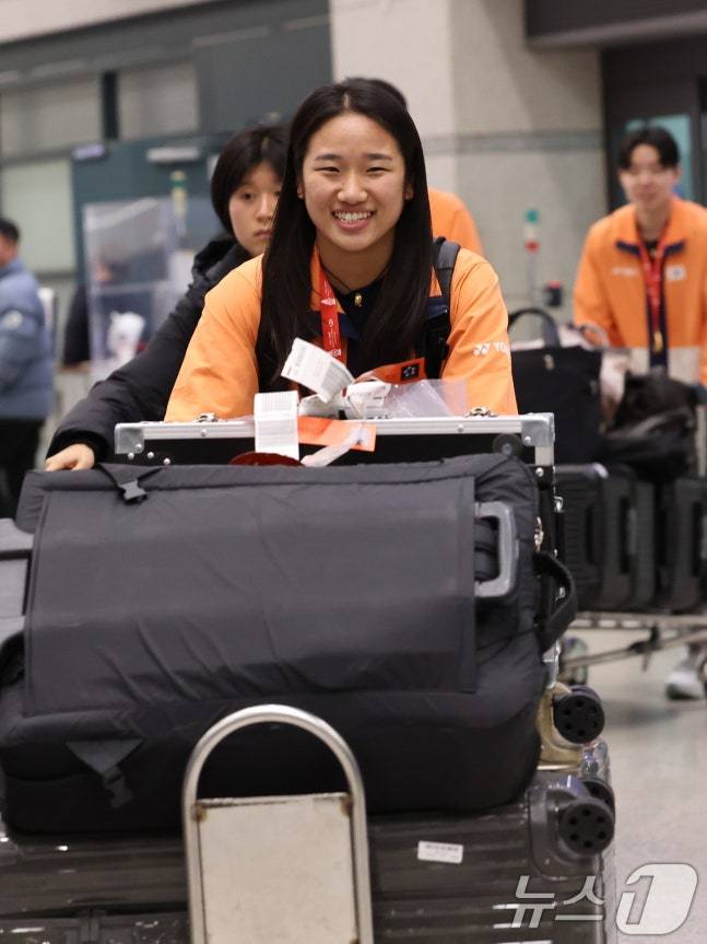 귀국하며 환하게 웃고 있는 안세영. /사진=뉴스1