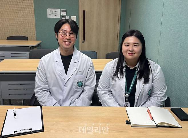 박준홍 이대목동병원 연구원(왼쪽)과 박선홍 수어통역사가 15일 이대목동병원에서 데일리안과 인터뷰를 진행했다. ⓒ데일리안 김효경 기자