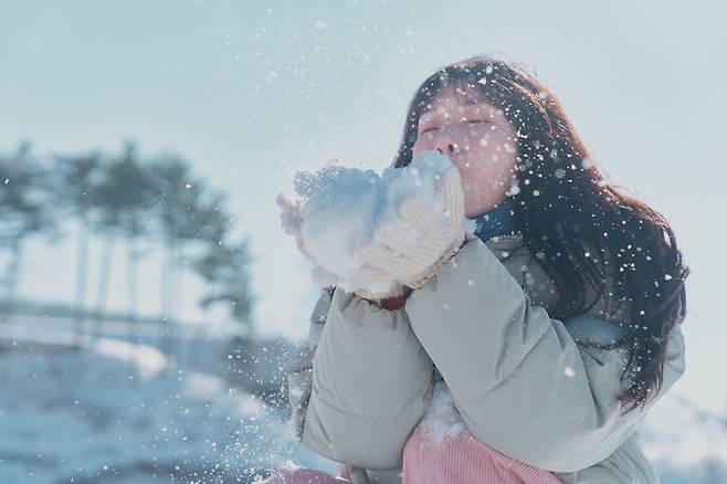 패딩을 드라이클리닝하면 다운의 천연 기름기가 제거되어 보온력이 급격히 저하되므로, 전용 중성세제를 이용한 미지근한 물세탁이 권장된다. 세탁 후에는 그늘에서 건조하며 수시로 두드려 공기층을 복원해야 한다. 사진=게티이미지뱅크.