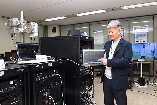 ETRI 연구진이 6G 기지국으로 개발한 기술을 시연하는 모습. ETRI 제공