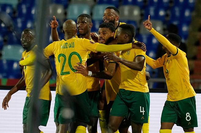 남아공 선수들이 23일 모로코 마라케시 스타디움서 열린 앙골라와 아프리카 네이션스컵 조별리그 1차전서 득점 직후 서로를 안고 기뻐하고 있다. 마라케시(모로코)|AP뉴시스