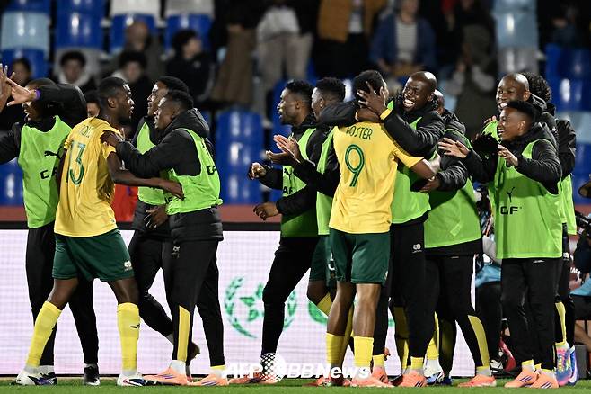 대한민국 축구 국가대표팀과 2026 국제축구연맹(FIFA) 북중미 월드컵 본선 A조에 속한 남아프리카공화국 선수들이 23일 모로코 마라케시 경기장에서 열린 2026 아프리카축구연맹(CAF) 아프리카 네이션스컵 조별리그 B조 1차전 앙골라전 득점 이후 기뻐하고 있다. /AFPBBNews=뉴스1