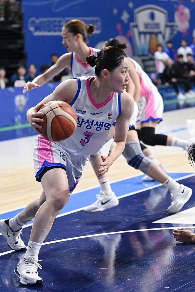 삼성생명 조수아가 24일 아산 이순신체육관에서 열린 BNK금융 2025~2026시즌 여자프로농구 정규리그 우리은행전에서 드리블을 하고 있다. /사진=WKBL