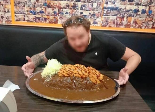 8㎏ 카레 먹기 챌린지 성공한 남성. 골든커리방콕 SNS 방콕포스트