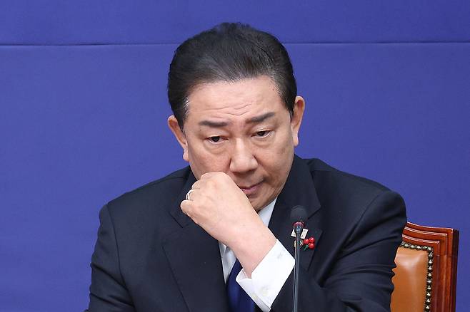 김병기 더불어민주당 원내대표가 24일 서울 여의도 국회에서 열린 최고위원회의에서 생각에 잠겨 있다./뉴스1