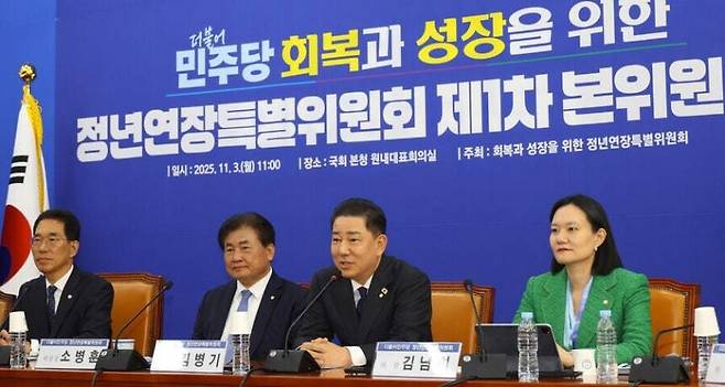 김병기 더불어민주당 원내대표가 지난 3일 국회에서 열린 더불어민주당 정년연장특별위원회 제1차본위원회의에서 인사말을 하고 있다. 윤운식 선임기자 yws@hani.co.kr