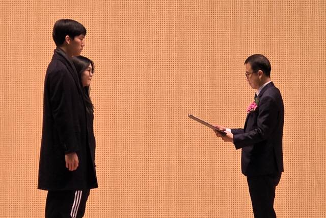 ▲ 강원체고 최철준과 강원체중 포하람이 23일 춘천 강원체중·고 입지관에서 열린 2025학년도 졸업장 수여식에서 임경빈 교장으로부터 체육대상을 수상하고 있다. 한규빈 기자