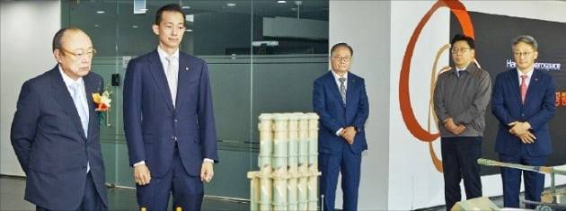 한화그룹 김승연 회장(왼쪽)과 김동관 부회장이 경남 창원 한화에어로스페이스 방산 부문 사업장을 방문해 다연장로켓 천무 모형을 살펴보고 있다. 사진=한화 제공