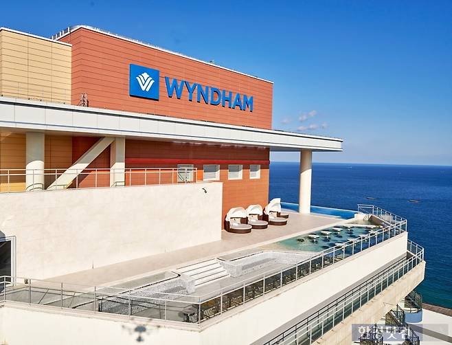 에메랄드빛 봉포 해변을 배경으로 윈덤 강원 고성 호텔