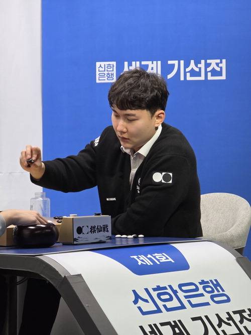 박정환이 세계기선전 32강전에서 쉬하오훙 9단과 대국을 벌이고 있다. 조효성 기자