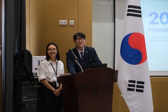 주카자흐스탄대사관에서 공공외교 현장실습원으로 일했던 정민우(오른쪽) 씨가 지난해 8월 14일 ‘한국-카자흐스탄 청년 연구 세미나’에서 사회를 맡아 행사를 진행하고 있다. 본인 제공