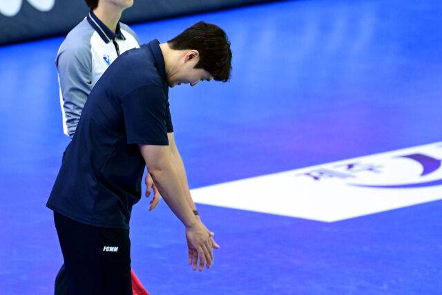 삼성화재 고준용 감독대행이 아쉬워 하고 있다 / 한국배구연맹( KOVO)