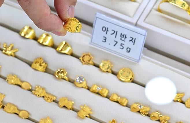 서울 종로구 한국금거래소에서 직원이 돌반지를 진열하고 있다. 임세준 기자