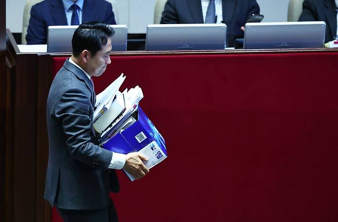 장동혁 국민의힘 대표가 필리버스터를 마친 뒤 서류 박스를 끌어안은채 이동하고 있다. (출처 : 뉴시스)