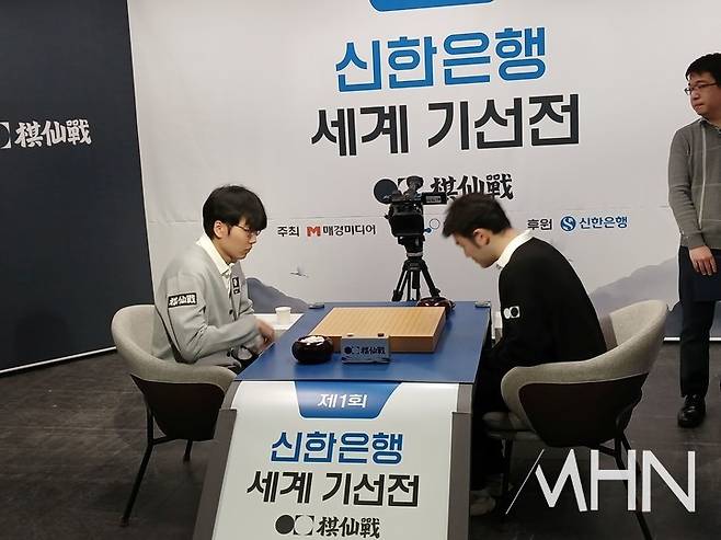 신진서 9단이 리쉬안하오 9단과 대국 전 인사를 하고 있다.(사진 MHN 엄민용 선임기자)