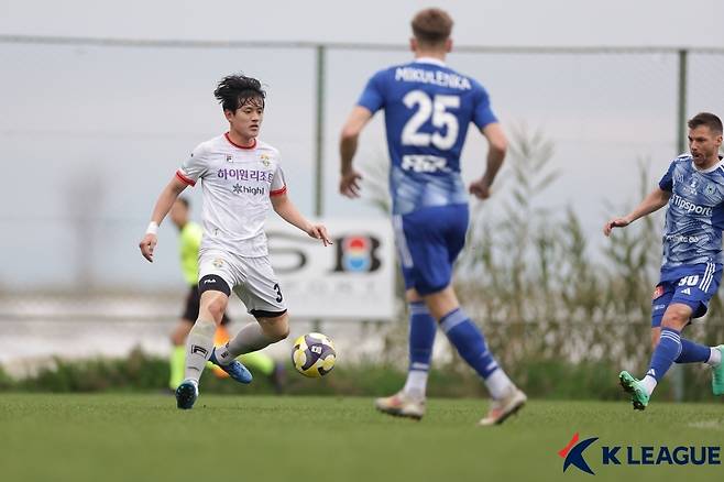 3년 연속 튀르키예 안탈리아로 떠나는 강원FC. 지난 겨울 안탈리아에서 연습 경기 중인 강원의 모습. (한국프로축구연맹 제공)