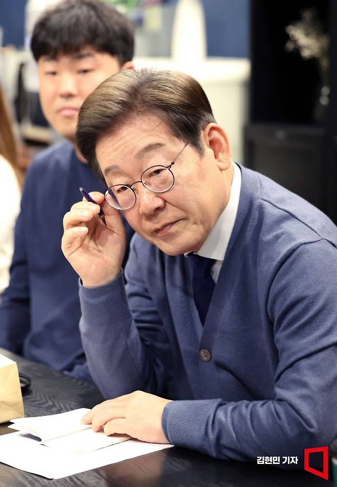 이재명 더불어민주당 대선 후보가 12일 경기 성남시 판교의 한 오피스텔에서 'K-혁신' 브라운백미팅에 참여해 판교 IT개발자 2030 직장인들과 간담회를 하고 있다. 2025.5.12 김현민 기자