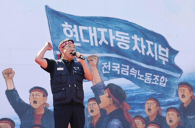 <YONHAP PHOTO-3967> 총파업 결의대회서 발언하는 문용문 지부장 (울산=연합뉴스) 김용태 기자 = 3일 울산시 북구 현대자동차 울산공장 본관 앞에서 열린 현대차 노조의 총파업 결의대회에서 문용문 지부장이 발언하고 있다. 이날 노조는 올해 임금 및 단체협약 교섭 난항으로 부분 파업에 들어갔다. 2025.9.3 yongtae@yna.co.kr/2025-09-03 15:12:47/<저작권자 ⓒ 1980-2025 ㈜연합뉴스. 무단 전재 재배포 금지, AI 학습 및 활용 금지>