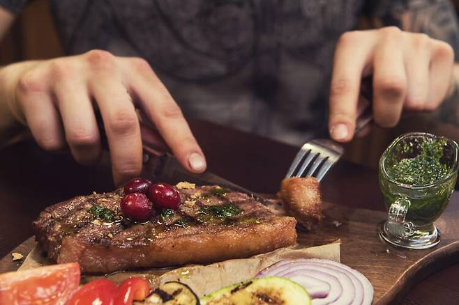 고기는 우리 몸을 산성으로 만들고, 채소는 우리 몸을 알칼리성으로 만든다. 사진=클립아트코리아