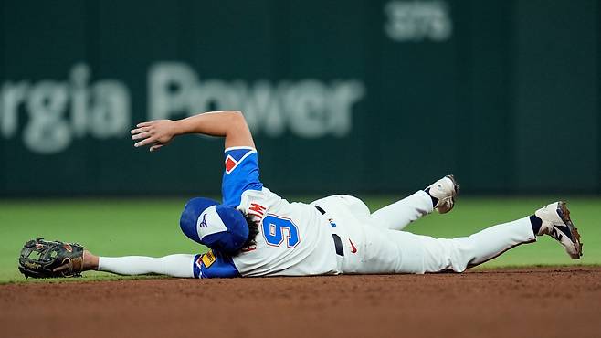 Atlanta Braves shortstop Ha-Seong Kim (9) misses the ball hit by Pittsburgh Pirates' Jack Suwinski in the sixth inning of a baseball game, Saturday, Sept. 27, 2025, in Atlanta. (AP Photo/Mike Stewart)
<저작권자(c) 연합뉴스, 무단 전재-재배포, AI 학습 및 활용 금지>
