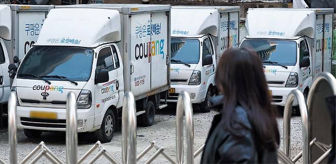 연합뉴스25일 서울의 한 주차장에 쿠팡의 배달 차량들이 주차돼 있다. 쿠팡은 고객 3300만명의 개인정보가 유출된 사건과 관련해, 이날 “정보 유출자로 지목된 중국인 퇴직 직원이 접근한 계정의 수는 3300만개이지만 실제 그가 저장한 것은 3000여 개 고객 계정의 개인 정보”라고 자체 조사 결과를 발표했다.