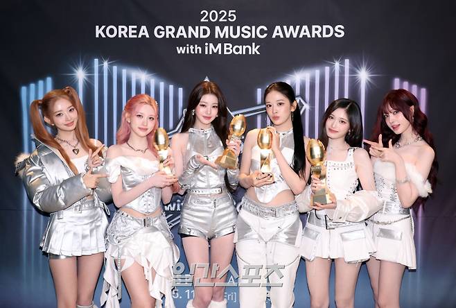 ‘2025 코리아 그랜드 뮤직 어워즈 with iM뱅크’(2025 KGMA) 둘째날 뮤직데이가 15일 오후 인천 영종도 인스파이어 아레나에서 펼쳐졌다. 아이브가 수상 후 트로피 세리머니를 하고 있다. 영종도(인천)=KGMA특별취재단/2025.11.15./