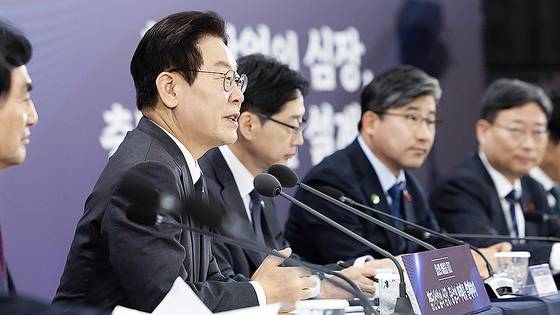 이재명 대통령이 5일 충남 천안시 한국기술교육대학교 담헌홀에서 열린 ‘첨단산업의 심장, 충남의 미래를 설계하다’ 타운홀 미팅에서 모두발언을 하고 있다. 사진 대통령실