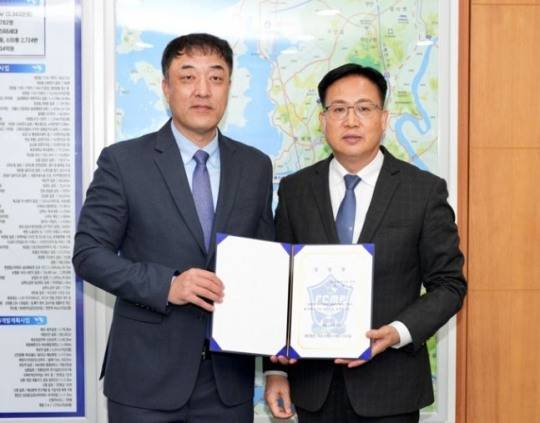 FC목포 제6대 감독 최영근(왼쪽) / 사진=목포시 제공. 연합뉴스