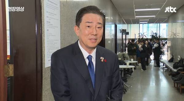 ▲김병기 더불어민주당 원내대표가 지난 24일 대한항공 160만원 숙박권 수수 및 항공 의전 특혜 의혹 관련 기자 질문에 답변하고 있다. 사진=JTBC 영상 갈무리