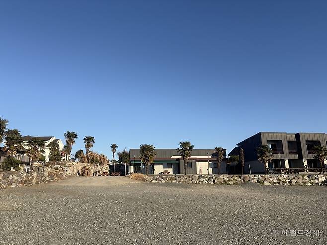 무안공항 근처 한 펜션 주차장의 모습. 주차 차량이 단 한대도 없어 황량한 모습이다. 무안=정주원 기자