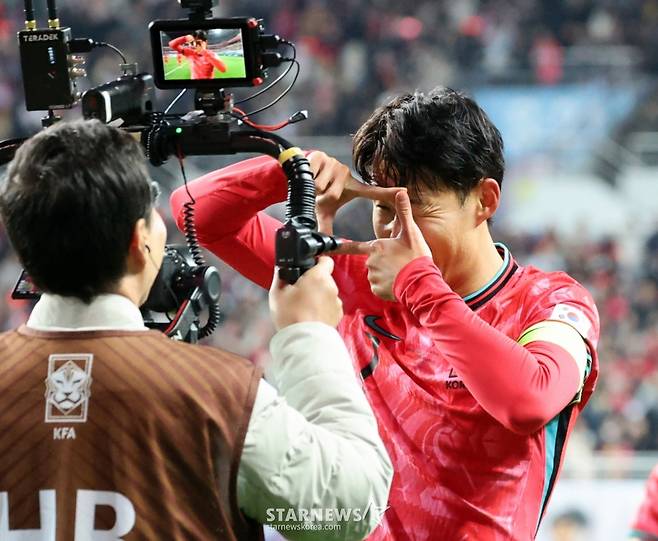 대표팀 주장 손흥민이 4일 대전월드컵경기장에서 열린 볼리비아와의 친선경기에서 후반전 초반 프리킥을 성공시킨 후 기뻐하고 있다. /사진=강영조 선임기자