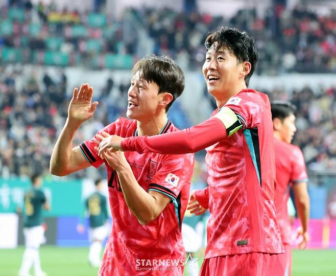 대표팀 주장 손흥민이 4일 대전월드컵경기장에서 열린 대한민국축구대표팀과 볼리비아(FIFA 랭킹 76위)와의 친선경기에서 후반전 초반 프리킥을 성공시킨 후 센추리클럽에 가입한 이재성에 공을 돌리고 있다. /사진=강영조 선임기자