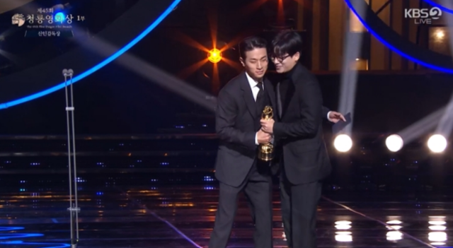 고등학교와 대학교 동기인 박정민(왼쪽)과 조현철이 지난해 열린 청룡영화상 무대에서 포옹하고 있다. 박정민과 함께 고등학교 때 춤을 춘 친구가 조현철은 아니다. KBS 영상 캡처