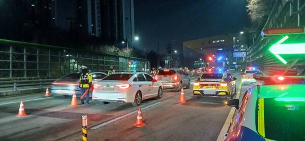 경기남부경찰청은 이달 1일부터 2026년 1월까지 음주 운전 특별단속 기간을 운영, 건전한 음주 문화 조성 및 도민 안전을 위해 최선의 노력을 기울이고 있다. 경기남부경찰청 제공