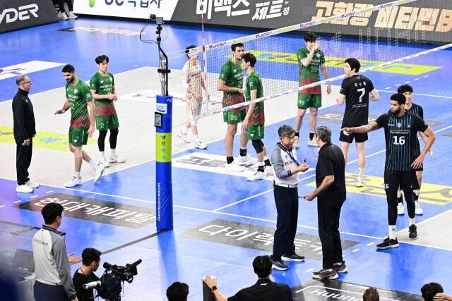 레오와 알리의 충돌로 인해 어수선한 상황 / 한국배구연맹(KOVO)