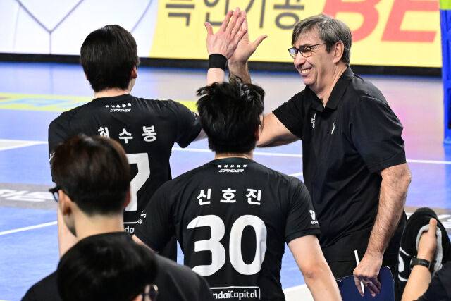 4세트 매치 포인트에서 득점을 올린 허수봉과 필립 블랑 감독이 하이파이브를 하고 있다. / 한국배구연맹(KOVO)