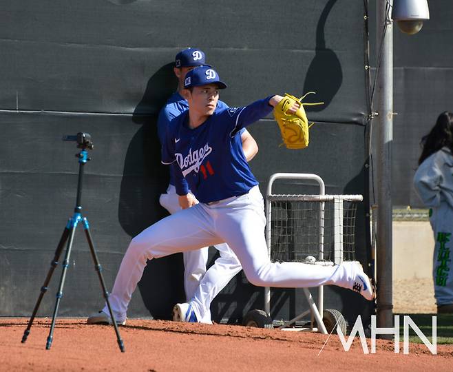 (다저스 일본투수 사사키가 불펜 피칭을 하고 있다)