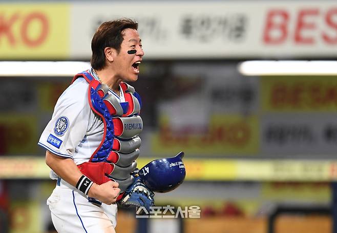 삼성 강민호가 14일 대구 삼성라이온즈파크에서 열린 2025 KBO리그 SSG와 준플레이오프 4차전에서 SSG에 5-2로 승리하며 3승 1패로 플레이오프 진출을 확정한 뒤 기뻐하고 있다. 대구 | 박진업 기자 upandup@sportsseoul.com