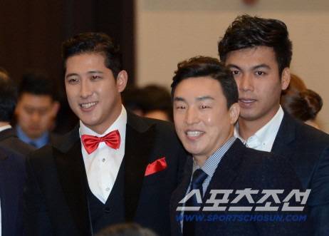 2016 KBO 리그 골든글러브 시상식이 13일 서울 양재동 더케이호텔에서 열렸다. 황재균 손아섭 김문호가 시상식장으로 들어서고 있다.
양재동=허상욱 기자 wook@sportschosun.com/2016.12.13/