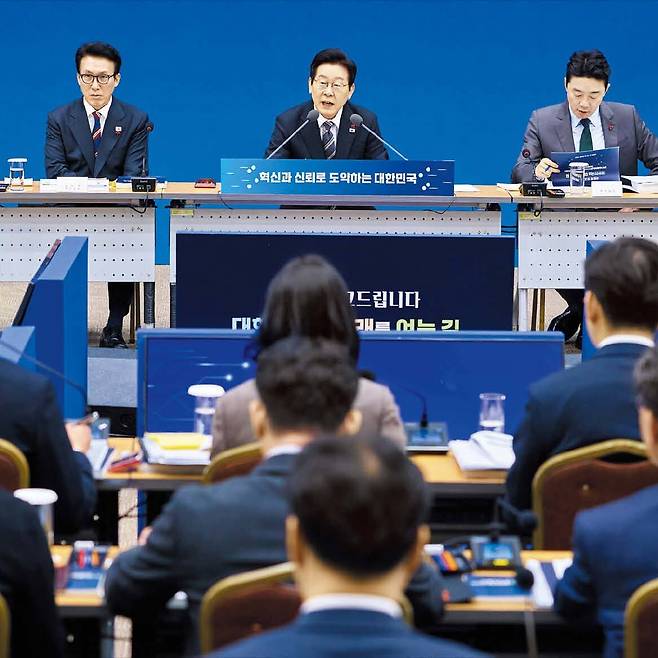 이재명 대통령이 12일 세종시 정부세종컨벤션센터에서 열린 업무 보고에서 발언하고 있다. 이 대통령은 이날 국토교통부 업무 보고에서 “참 말이 길다. 가능하냐, 안 하냐 묻는데 왜 자꾸 옆으로 새나”라며 이학재 인천국제공항공사 사장을 질책했다. /조선일보 DB