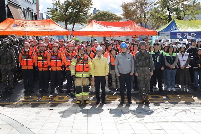 지난대응 안전한국훈련에 나선 유성훈 금천구청장과 군·경찰·소방 및 구청 관계자들ⓒ금천구 제공