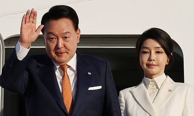 북대서양조약기구(NATO·나토) 정상회의에 참석하는 윤석열 당시 대통령과 김건희 여사가 2023년 7월10일 오후(현지시각) 리투아니아 빌뉴스 국제공항에 도착, 전용기인 공군 1호기에서 내리며 영접객을 향해 손을 들어 인사하고 있다. 연합뉴스
