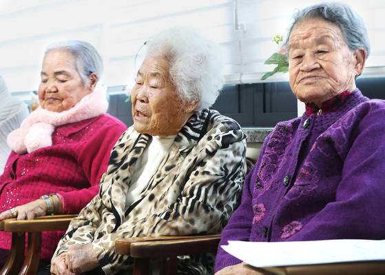 2018년 1월 9일 오후 경기도 광주시 퇴촌면 일본군 위안부 피해 할머니들의 쉼터 나눔의집에서 이옥선 할머니(가운데)가 한일 위안부 합의 처리 방향 발표를 시청한 후 발언하고 있다.연합뉴스