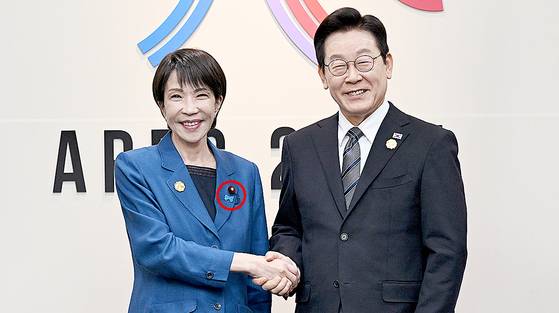 이재명 대통령이 10월 30일 경북 경주 APEC 정상회의장에서 다카이치 사나에 일본 총리와 한-일본 양자회담에 앞서 악수를 나누고 있다. 대통령실사진기자단/국민일보 김지훈