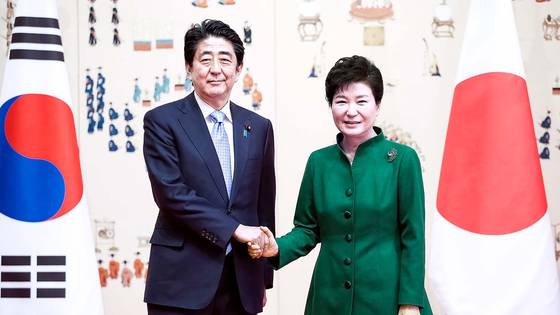 2015년 11월 2일 박근혜 대통령과 아베 신조 총리의 정상회담. 중앙포토