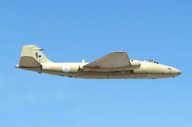 영국 공군(RAF)이 운용한 잉글리시 일렉트릭 캔버라 정찰기가 비행하고 있다. 고도만으로 방공망을 압도할 수 있다는 ‘고고도 신화’를 상징했지만, 이후 지대공미사일(SAM) 격추 사례를 통해 정찰기 개념의 전환을 이끈 기종으로 평가된다.