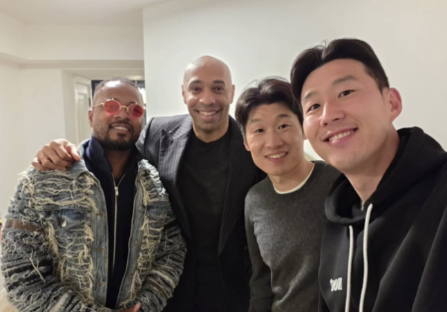 ▲ 손흥민은 토트넘에서 10년간 454경기에 출전해 173골 101도움을 기록했고 프리미어리그 득점왕, 푸스카스상, 토트넘 주장 그리고 UEFA 유로파리그 우승이라는 굵직한 성과를 남겼다. 이 우승은 토트넘이 2008년 이후 처음 들어올린 트로피였다. 클럽 내부에서는 손흥민을 프리미어리그 출범 후 토트넘 최고 유산 중 한 명으로 평가하고 있다.