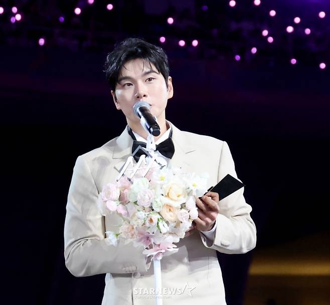 이이경이 지난 6일 가오슝 내셔널 스타디움에서 진행된 스타뉴스 주최 '10주년 아시아 아티스트 어워즈 2025(10th Anniversary Asia Artist Awards 2025, '10주년 AAA 2025')에서 베스트 초이스 수상 소감을 전하고 있다. /사진=강영조 cameratalks@