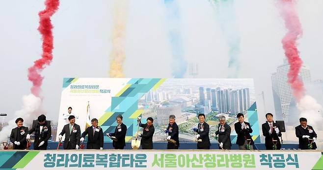 ▲ 29일 인천 서구 청라동 병원 부지에서 열린 '청라의료복합타운 서울아산청라병원 착공식'에 참석한 유정복(왼쪽 여섯 번째부터) 인천시장, 박승일 서울아산병원장, 이용우 국회의원 등 내빈들이 기념촬영을 하고 있다. 서울아산청라병원은 9만7천459㎡ 부지에 지하 2층, 지상 19층, 800병상 규모로 오는 2029년 준공될 예정이다. /이재민 기자 leejm@incheonilbo.com
