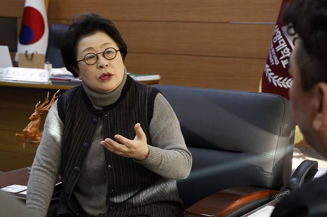 김종희 총장이 기자에게 '디자인대학'에 대한 국내외 위상을 설명하고 있다.